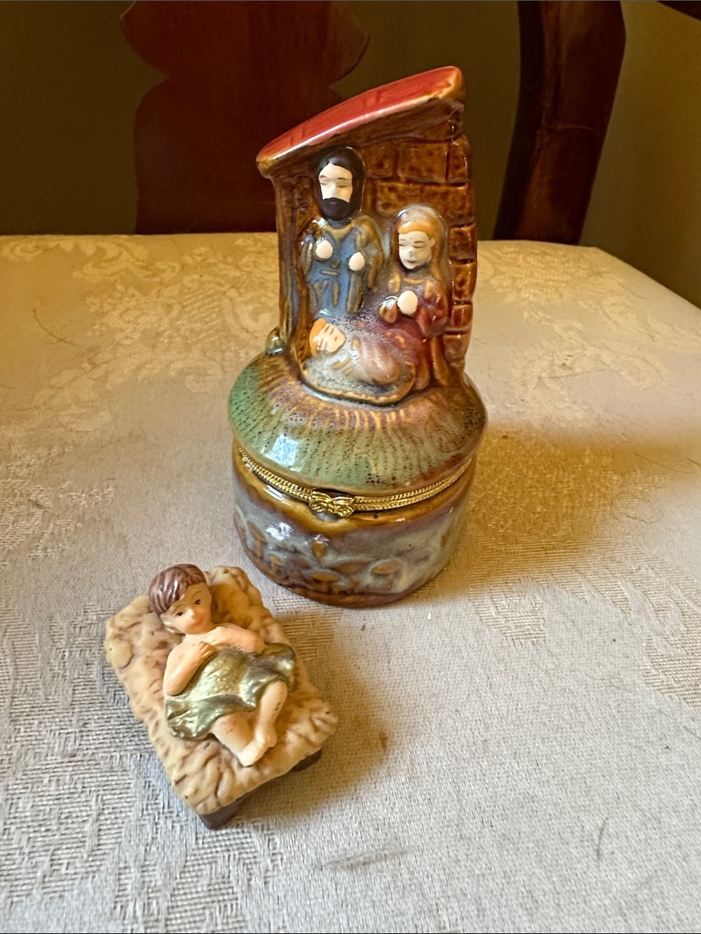 Ceramic nativity trinket box w/baby Jesus inside, Bethlehem scene